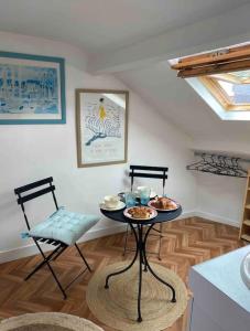 eine Küche mit einem Tisch und Stühlen im Zimmer in der Unterkunft La petite Marcotte in Étretat