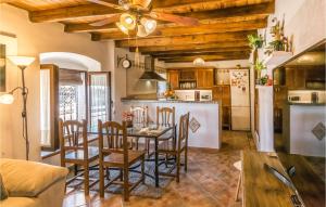 uma cozinha e sala de jantar com mesa e cadeiras em Pet Friendly Home In Hornachuelos With Kitchen em Hornachuelos