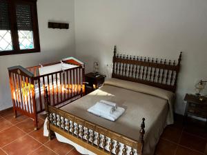 A bed or beds in a room at Casa Rural La Moraleja
