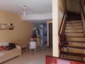 ein Wohnzimmer mit einem Sofa und einem Tisch in der Unterkunft Village Praia do Flamengo frente mar in Salvador