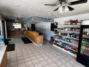 una tienda de comestibles con un mostrador y un estante de comida en Rodeway Inn - Santa Fe Inn, en Winnemucca