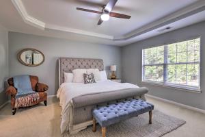 - une chambre avec un lit et un ventilateur de plafond dans l'établissement Family Home, 23Mi to DWTN Atlanta and Aquarium, à Stockbridge
