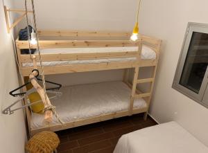 ジェレスにあるAssossego House - Gerêsの二段ベッド2組が備わる客室です。