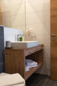 uma casa de banho com um lavatório e um espelho em Mountain Lodge em Galtür