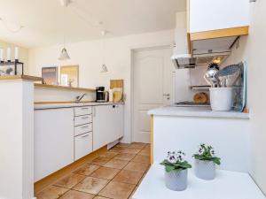 kuchnia z białymi szafkami i białymi blatami w obiekcie 7 person holiday home in Brenderup Fyn w mieście Bro