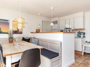 una cucina e una sala da pranzo con tavolo e sedie di 7 person holiday home in Brenderup Fyn a Bro