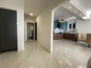 Apartman Mimato Lovran في لوفران: غرفة كبيرة مع مطبخ وغرفة معيشة