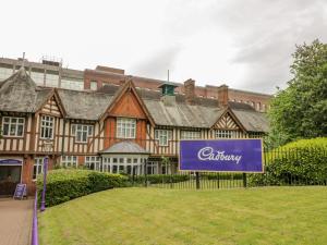 um grande edifício com uma placa em frente em 23 Moat House Close em Coventry