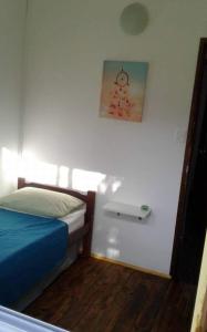 um quarto com uma cama e uma parede em MZion em Piriápolis
