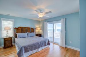 um quarto com uma cama e uma ventoinha de tecto em Seafoam Serenity Ocean Ridge em North Topsail Beach