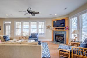 Una sala de estar con un sofá y una chimenea. en Day at the Beach Ocean Ridge, en North Topsail Beach
