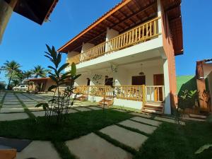 una casa con balcone e patio di Caminho da areia a Ubatuba