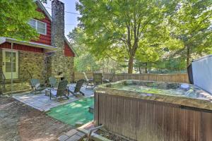 Galeri foto Decked-Out Home Hot Tub, Pool, Fire Pit and More! di Monroe