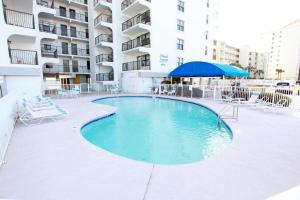 - une piscine en face d'un immeuble dans l'établissement Island Sunrise 563, à Gulf Shores