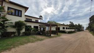 une maison sur le côté d'un chemin de terre dans l'établissement Taipabas Hotel, à Barra Grande