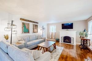 uma sala de estar com um sofá e uma lareira em Lake City Charmer em Coeur d'Alene