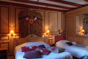 Postel nebo postele na pokoji v ubytování Logis hôtel Arbez Franco Suisse