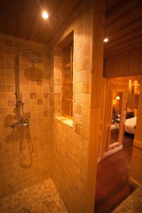 Koupelna v ubytování Logis hôtel Arbez Franco Suisse