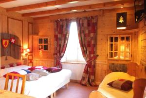 Postel nebo postele na pokoji v ubytování Logis hôtel Arbez Franco Suisse