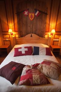 Postel nebo postele na pokoji v ubytování Logis hôtel Arbez Franco Suisse