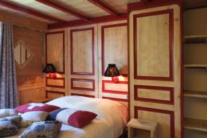 Postel nebo postele na pokoji v ubytování Logis hôtel Arbez Franco Suisse