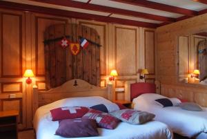 Postel nebo postele na pokoji v ubytování Logis hôtel Arbez Franco Suisse
