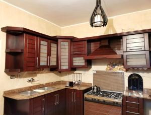 A kitchen or kitchenette at Pyramids House inn