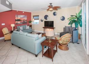 sala de estar con sofá y TV en Sanibel 307, en Gulf Shores