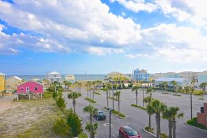 una vista aérea de un aparcamiento con palmeras y casas en Sanibel 307, en Gulf Shores