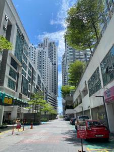 uma rua numa cidade com edifícios altos em 10pax walk 4min to MRT near Axiata Bukit jalil & Pavilion2 em Seri Kembangan
