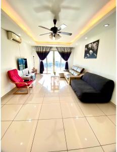 uma sala de estar com um sofá e uma ventoinha de tecto em 10pax walk 4min to MRT near Axiata Bukit jalil & Pavilion2 em Seri Kembangan