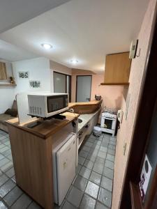 - une cuisine avec un bureau et un ordinateur dans l'établissement Apartamento Beira Mar - Maceió, à Maceió 15 autres photos