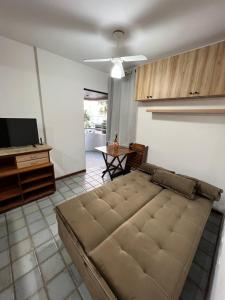 un salon avec un lit et une table dans l'établissement Apartamento Beira Mar - Maceió, à Maceió