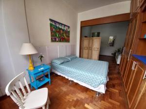 1 dormitorio con 1 cama, 1 mesa y 1 silla en Charming Studio Copacabana Beach & Metro, en Río de Janeiro