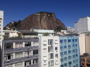 una montaña en medio de una ciudad con edificios en Charming Studio Copacabana Beach & Metro, en Río de Janeiro