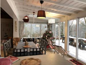 Ruang duduk di LE CHALET de la goutte