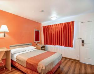 Cama ou camas em um quarto em Motel 6-Tracy, CA