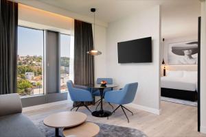 Televiisor ja/või meelelahutuskeskus majutusasutuses Radisson Blu Hotel, Cluj