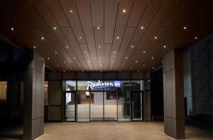 een toegang tot een gebouw met een bord op het plafond bij Radisson Blu Hotel, Cluj in Cluj-Napoca