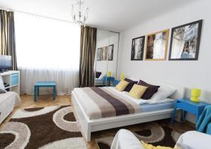 1 dormitorio con 1 cama y 1 sofá en Warsaw Budget Apartments, en Varsovia