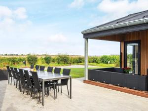 zona de comedor con mesa y sillas en el patio en 10 person holiday home in Vinderup, en Vinderup