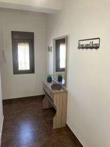 a bathroom with a sink and a mirror at Apartamento Las Chumberas in Roquetas de Mar