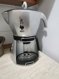 een koffiezetapparaat op een aanrecht bij A casa di Italia in Napels