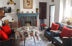 salon z kanapami i kominkiem w obiekcie Stunning Home In Padul With Kitchen w mieście Padul