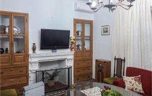 Telewizja i/lub zestaw kina domowego w obiekcie Stunning Home In Padul With Kitchen