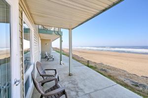 um alpendre de uma casa com duas cadeiras e a praia em D Sands Rentals em Lincoln City