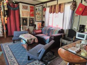 sala de estar con sofá y mesa en La Loma del Chivo Llc - The Spirit room en Marathon
