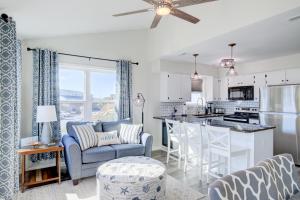 uma cozinha e sala de estar com um sofá e uma mesa em Sunsets and Seashells em North Topsail Beach