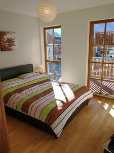 1 dormitorio con cama y ventana grande en Kerstin 5 by SMR Rauris Apartments - inc Spa and National Summercard - near Gondola, en Rauris