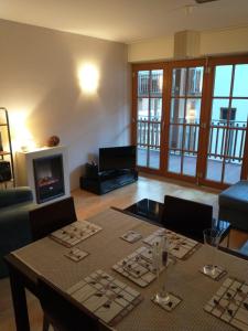 sala de estar con mesa y chimenea en Kerstin 5 by SMR Rauris Apartments - inc Spa and National Summercard - near Gondola, en Rauris
